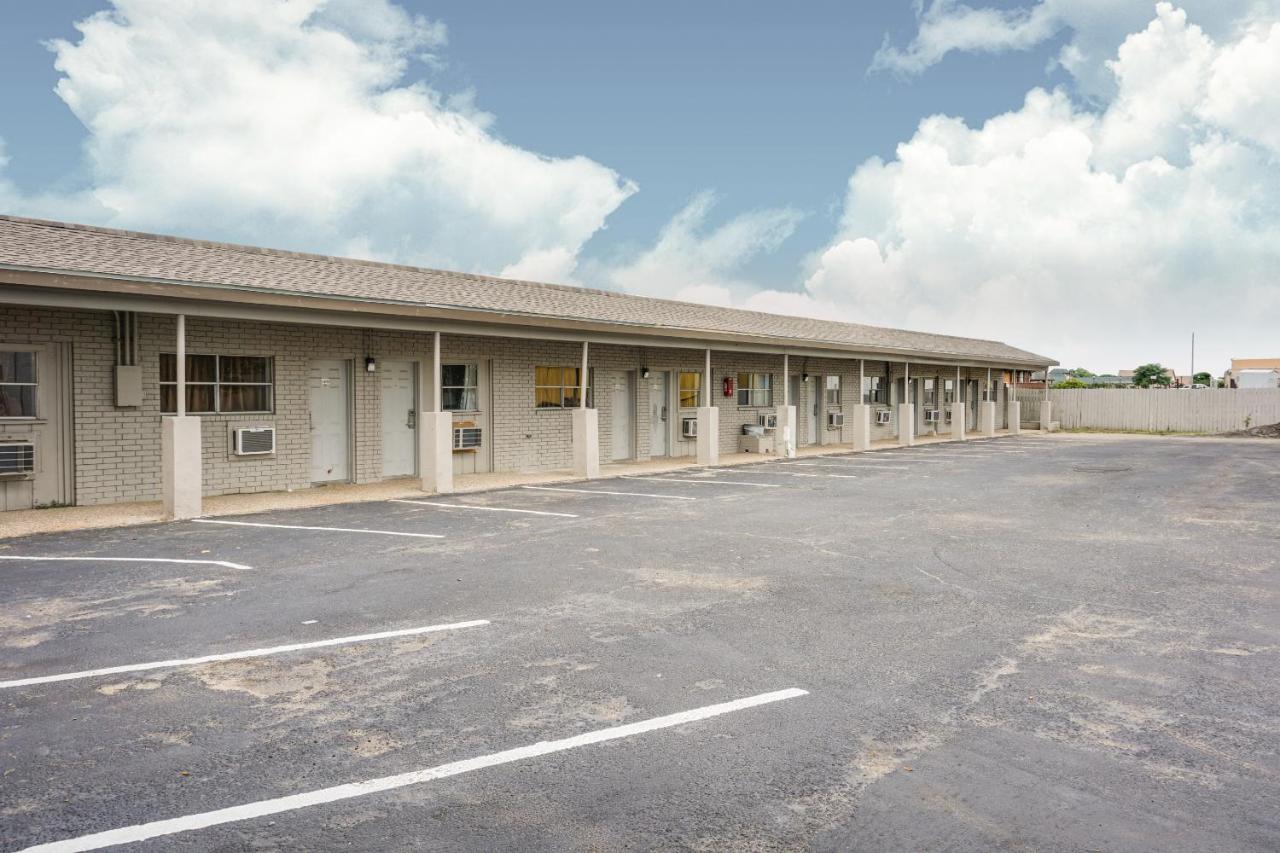 Oyo Hotel Austin Street Giddings Exteriér fotografie